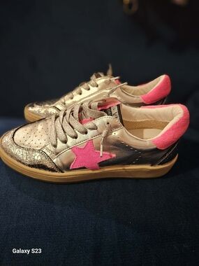 NWOT Metallic Silver Vinatage Havana Denisse sneakers with Pink Star Accent